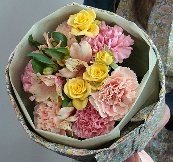 エプロンと花束を一緒に贈れる母の日ギフト